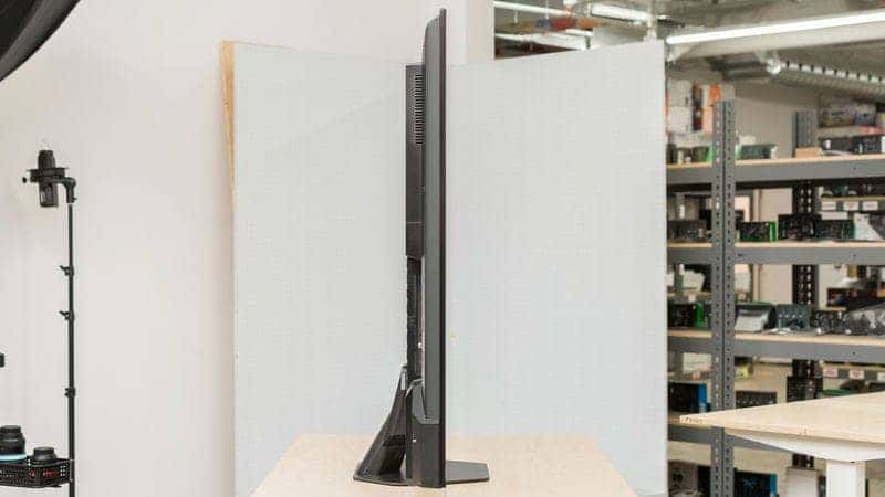 طراحی بغل و ضخامت کلی در تلویزیون ULED هایسنس 65U8N سایز 65 اینچ سال 2024 گیمینگ - سایت دبی کوچولو