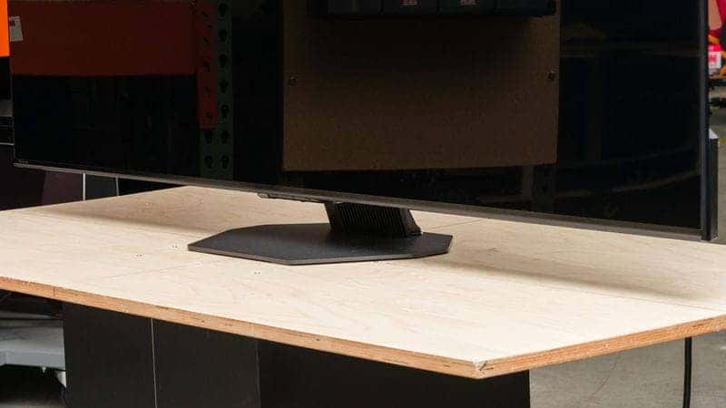 عکس واقعی از پایه تلویزیون ULED هایسنس 85U8N سایز 85 اینچ سال 2024 گیمینگ - سایت دبی کوچولو