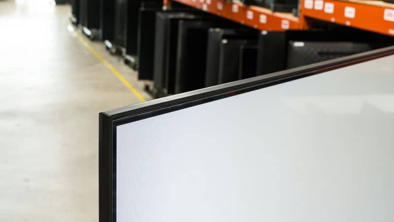 فریم دور صفحه نمایش تلویزیون QLED سامسونگ Q70D سال 2024 - سایت دبی کوچولو