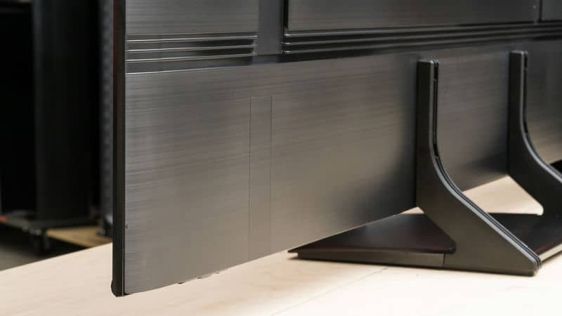 طراحی نمای پشت و پایه تلویزیون QLED سامسونگ Q70D سال 2024 - سایت دبی کوچولو