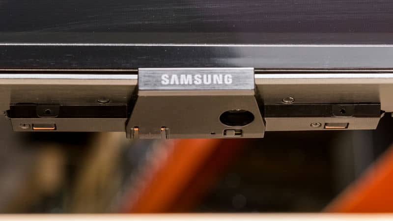 دکمه ی پاور و لوگوی سامسونگ در لبه ی زیری تلویزیون NEO QLED سامسونگ QN95D سال 2024 - سایت دبی کوچولو