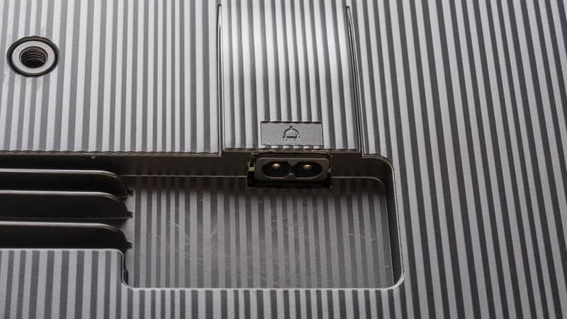 پورت ورودی برق در تلویزیون NEO QLED سامسونگ QN95D سال 2024 - سایت دبی کوچولو