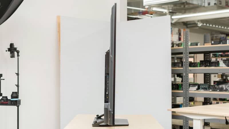 ضخامت کلی در نمای بغل تلویزیون ULED هایسنس U7N سال 2024 - سایت دبی کوچولو