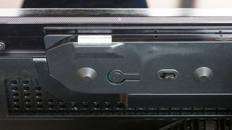 دکمه ی پاور در لبه ی زیری تلویزیون ULED هایسنس U8N سال 2024 گیمینگ - سایت دبی کوچولو