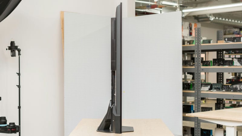 ضخامت کلی در طراحی بغل تلویزیون ULED هایسنس U8N سال 2024 گیمینگ - سایت دبی کوچولو