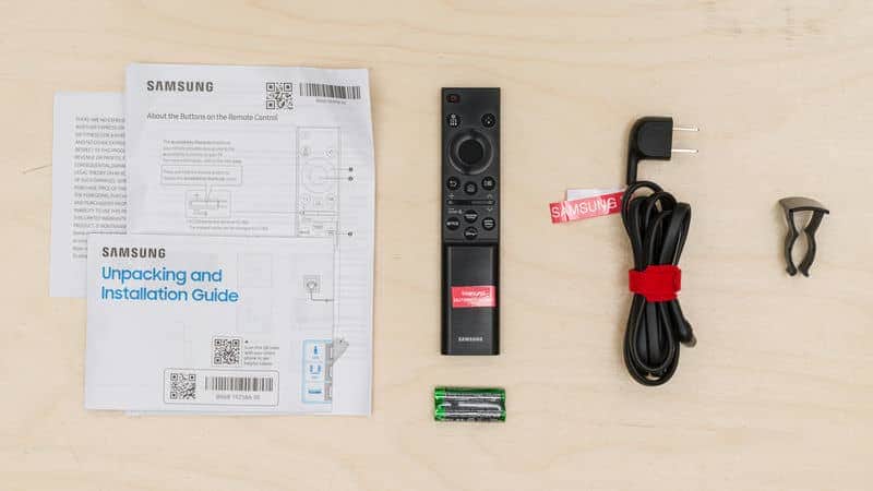 دفترچه راهنما و لوازم جانبی همراه با تلویزیون کریستال سامسونگ 43DU7000 سایز 43 اینچ سال 2024 - سایت دبی کوچولو
