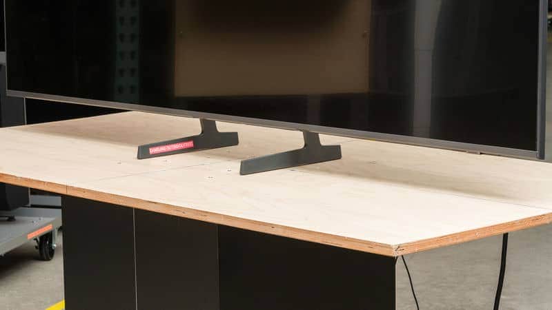 پایه دو طرف در تلویزیون کریستال سامسونگ 43DU7000 سایز 43 اینچ سال 2024 - سایت دبی کوچولو