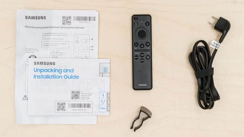 دفترچه راهنما و ریموت کنترل و لوازم جانبی در تلویزیون QLED سامسونگ 43Q60D سایز 43 اینچ سال 2024 - سایت دبی کوچولو