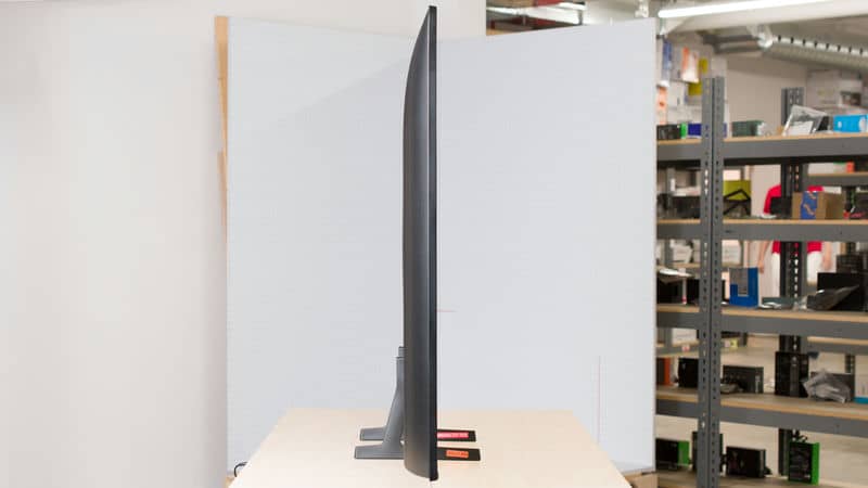 ضخامت کلی در طراحی بغل تلویزیون QLED سامسونگ 43Q7F سایز 43 اینچ سال 2025 - سایت دبی کوچولو