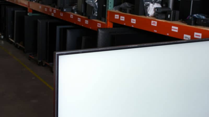 فریم دور صفحه نمایش تلویزیون NEO QLED سامسونگ 43QN90F سایز 43 اینچ سال 2025 - سایت دبی کوچولو