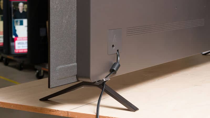 عکس پشت پایه دو شاخه دو طرف در تلویزیون OLED ال جی 48B5 سایز 48 اینچ سال 2025 - سایت دبی کوچولو