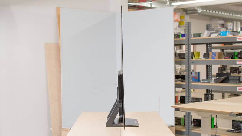 ضخامت کلی در طراحی نمای بغل تلویزیون OLED سامسونگ 48S90F سایز 48 اینچ سال 2025 - سایت دبی کوچولو