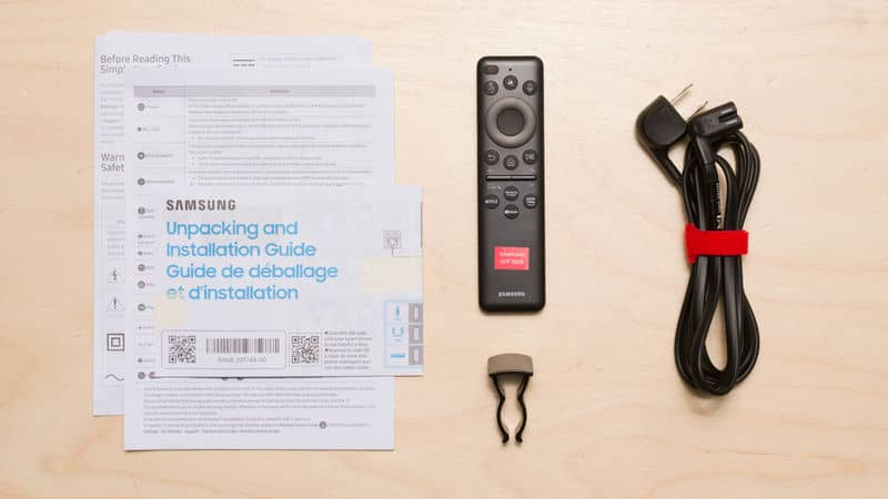لوازم جانبی و دفترچه راهنما و ریموت کنترل تلویزیون QLED سامسونگ 50Q7F سایز 50 اینچ سال 2025 - سایت دبی کوچولو
