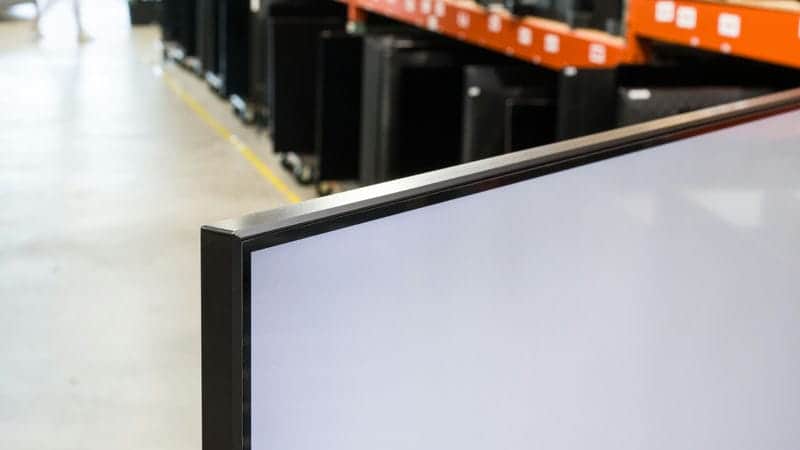 فریم دور صفحه نمایش تلویزیون QLED سامسونگ 50Q80D سایز 50 اینچ سال 2024 - سایت دبی کوچولو