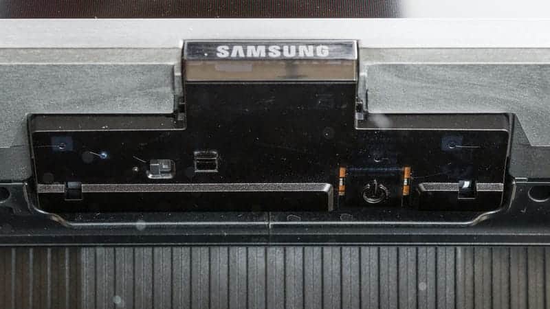 دکمه ی پاور و لوگوی سامسونگ در لبه ی زیر تلویزیون QLED سامسونگ 50Q80D سایز 50 اینچ سال 2024 - سایت دبی کوچولو