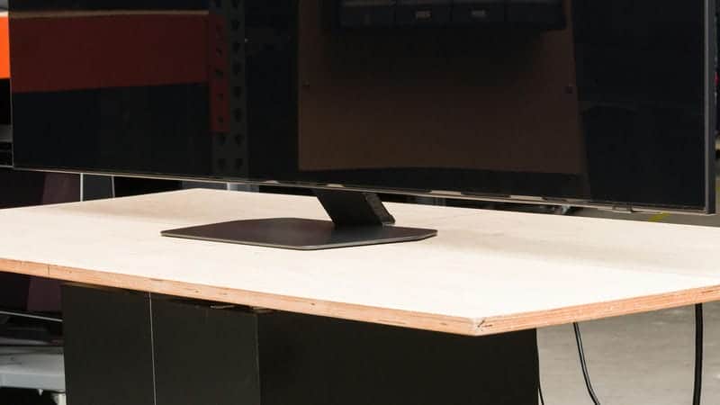 طراحی پایه وسط در تلویزیون NEO QLED سامسونگ 50QN90D سایز 50 اینچ سال 2024 - سایت دبی کوچولو