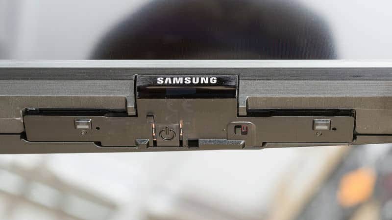 دکمه ی پاور و لوگوی سامسونگ در لبه ی زیری تلویزیون QLED سامسونگ 55Q70D سایز 55 اینچ سال 2024 - سایت دبی کوچولو