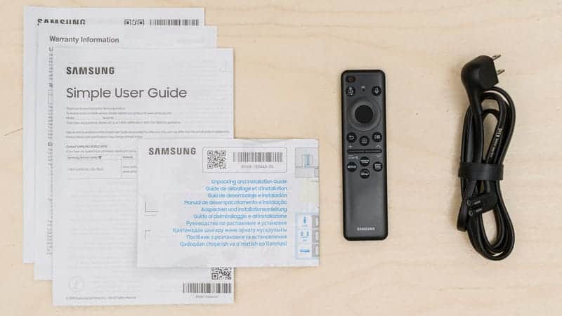 ریموت کنترل اسمارت و لوازم جانبی و دفترچه راهنما در تلویزیون NEO QLED سامسونگ 55QN90D سایز 55 اینچ سال 2024 - سایت دبی کوچولو