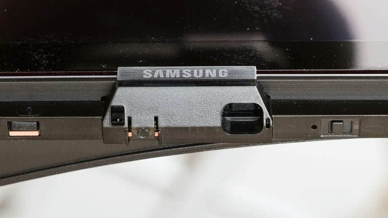 دکمه ی پاور و لوگوی برند سامسونگ در تلویزیون OLED سامسونگ 55S85D سایز 55 اینچ سال 2024 - سایت دبی کوچولو