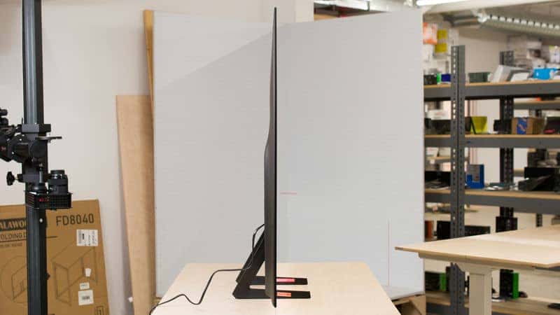 ضخامت کلی و نمای بغل در تلویزیون سامسونگ 55S85F سایز 55 اینچ سال 2025 - سایت دبی کوچولو