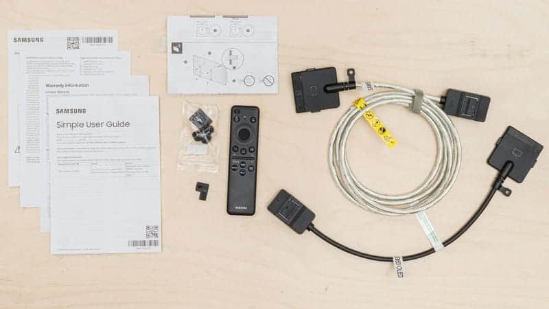 لوازم جانبی و ریموت کنترل و دفترچه راهنمای تلویزیون OLED سامسونگ 55S95D سایز 55 اینچ سال 2024 - سایت دبی کوچولو