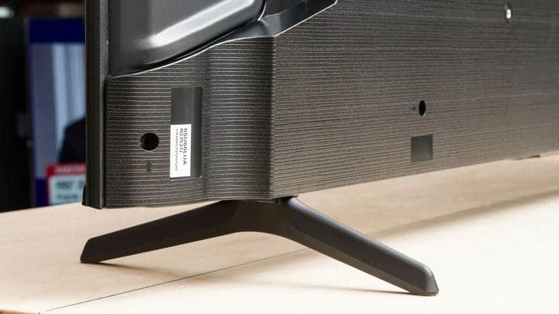 پایه دوشاخه ای دو طرف در تلویزیون ULED هایسنس 55U6N سایز 55 اینچ سال 2024 - سایت دبی کوچولو