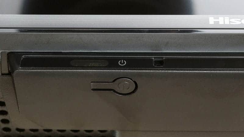 دکمه ی پاور در لبه پایینی تلویزیون ULED هایسنس 55U6N سایز 55 اینچ سال 2024 - سایت دبی کوچولو