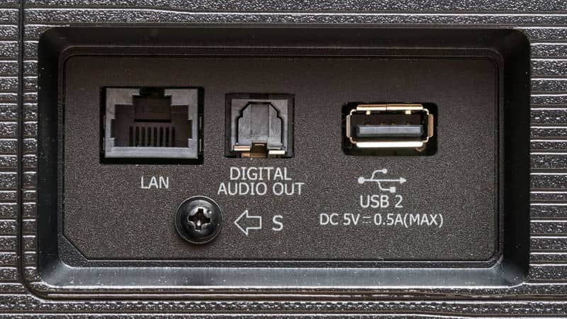 پورت شبکه و اپتیکال در یو اس بی در تلویزیون ULED هایسنس 55U7N سایز 55 اینچ سال 2024 - سایت دبی کوچولو