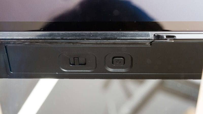 دکمه ی پاور در لبه ی زیر تلویزیون OLED سونی 55XR80 سایز 55 اینچ سال 2024 - سایت دبی کوچولو