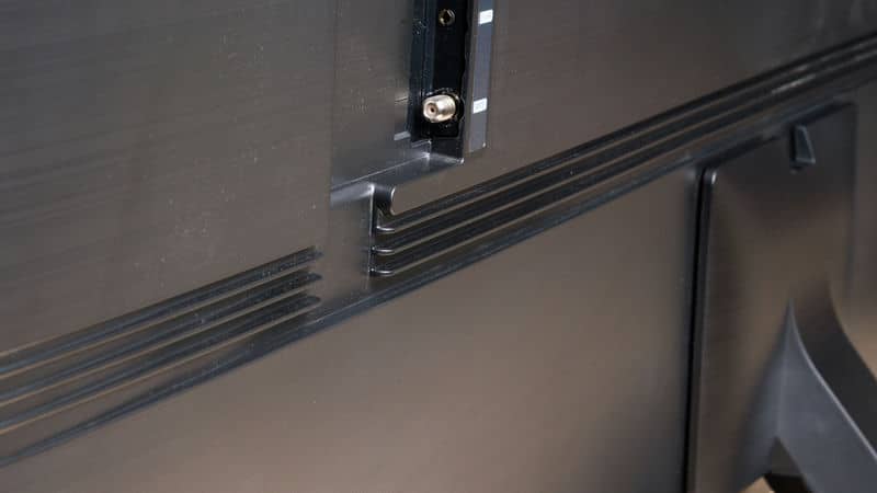 طراحی شیار مانند در قاب پشتی برای جایگاه کابل ها در تلویزیون NEO QLED سامسونگ 55QN90F سایز 55 اینچ سال 2025 - سایت دبی کوچولو