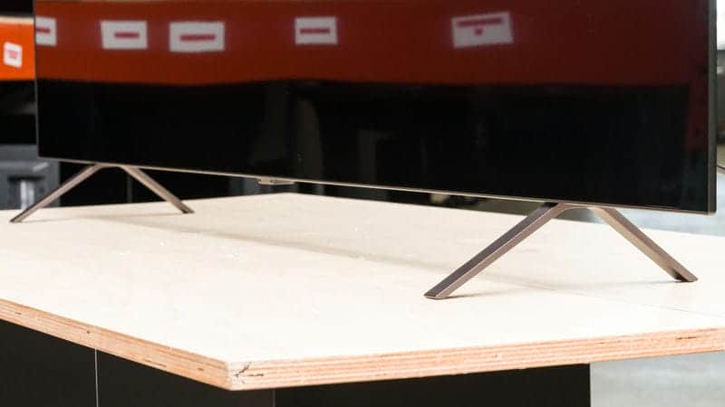 طراحی پایه های دو شاخه دو طرف در تلویزیون OLED ال جی 65B4 سایز 65 اینچ سال 2024 - سایت دبی کوچولو