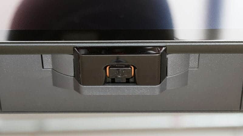 دکمه ی پاور در لبه پایینی تلویزیون OLED ال جی 65B4 سایز 65 اینچ سال 2024 - سایت دبی کوچولو