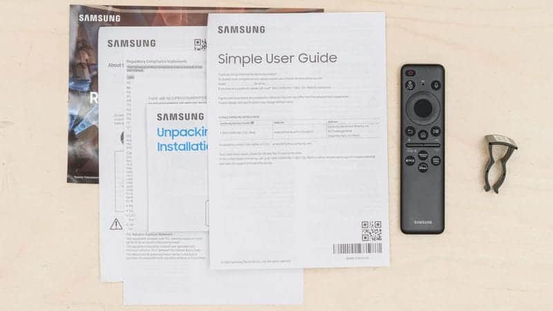 ریموت کنترل اسمارت و دفترچه راهنما و لوازم جانبی همراه با تلویزیون کریستال سامسونگ 65DU8100 سایز 65 اینچ سال 2024 - سایت دبی کوچولو