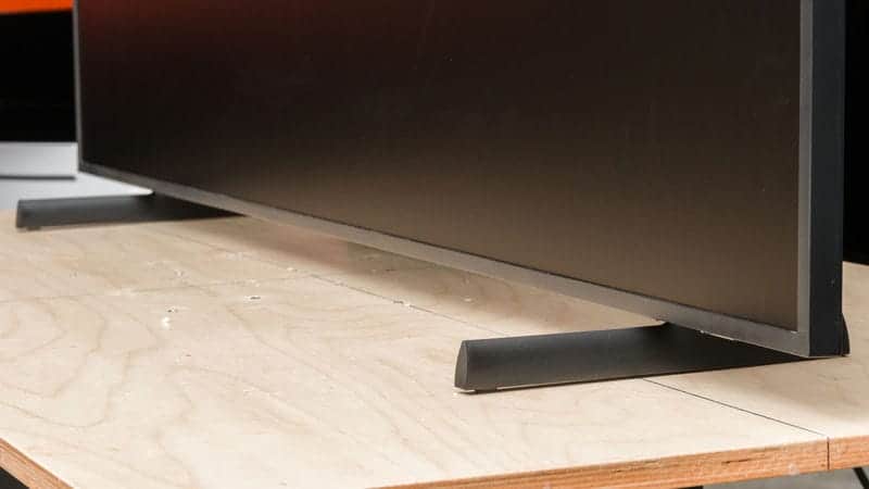 طراحی پایه دو طرف در تلویزیون QLED سامسونگ 65LS03D سایز 65 اینچ سال 2024 - سایت دبی کوچولو