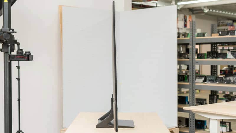 ضخامت کلی در طراحی نمای بغل تلویزیون QLED سامسونگ 65Q70D سایز 65 اینچ سال 2024 - سایت دبی کوچولو