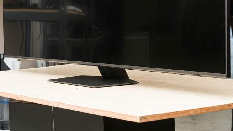 طراحی پایه وسط در تلویزیون NEO QLED سامسونگ 65QN85D سایز 65 اینچ سال 2024 - سایت دبی کوچولو