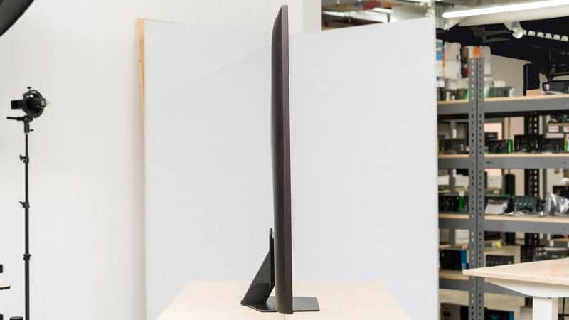 ضخامت کلی در طراحی نمای بغل تلویزیون NEO QLED سامسونگ 65QN85D سایز 65 اینچ سال 2024 - سایت دبی کوچولو