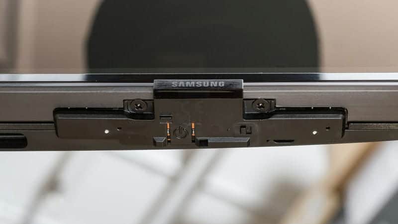 دکمه ی پاور و لوگوی سامسونگ در لبه ی پایینی تلویزیون NEO QLED سامسونگ 65QN90D سایز 65 اینچ سال 2024 - سایت دبی کوچولو