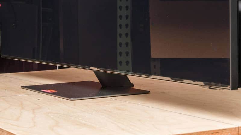 عکس واقعی از پایه وسط تلویزیون NEO QLED سامسونگ 65QN95D سایز 65 اینچ سال 2024 - سایت دبی کوچولو