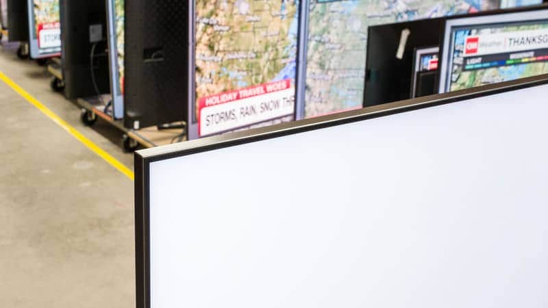 ضخامت و طراحی فریم دور صفحه نمایش تلویزیون NEO QLED سامسونگ 65QN95D سایز 65 اینچ سال 2024 - سایت دبی کوچولو