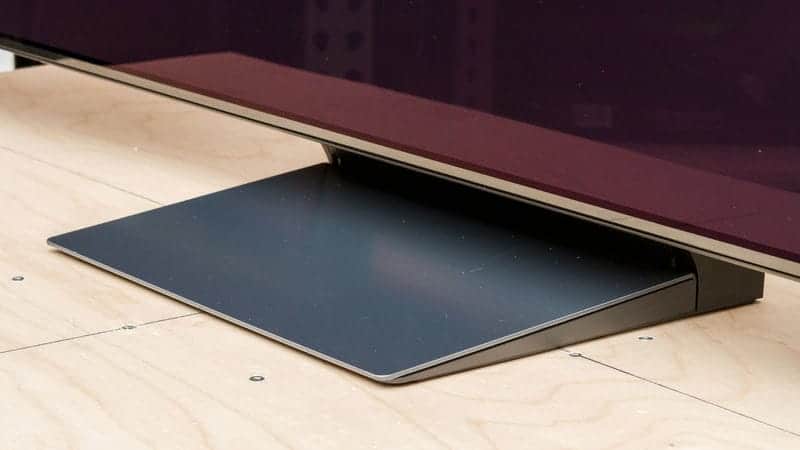 پایه وسط در طراحی تلویزیون OLED سامسونگ 65S90D سایز 65 اینچ سال 2024 - سایت دبی کوچولو