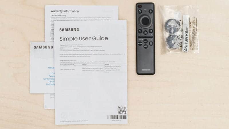 ریموت کنترل و دفترجه راهنما و لوازم جانبی همراه با تلویزیون OLED سامسونگ 65S90D سایز 65 اینچ سال 2024 - سایت دبی کوچولو