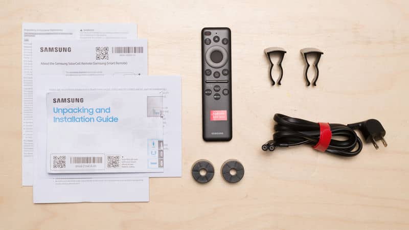 ریموت کنترل اسمارت و دفترچه راهنما و لوازم جانبی همراه با تلویزیون OLED سامسونگ 65S90F سایز 65 اینچ سال 2025 - سایت دبی کوچولو