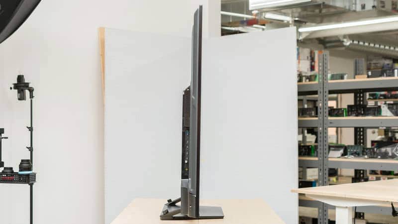 ضخامت کلی در نمای بغل تلویزیون ULED هایسنس 65U7N سایز 65 اینچ سال 2024 - سایت دبی کوچولو