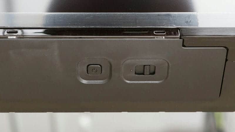 دکمه ی پاور در لبه پایینی تلویزیون ال ای دی سونی 65X90L سایز 65 اینچ سال 2023 ساخت ژاپن و منتاژ مالزی - سایت دبی کوچولو