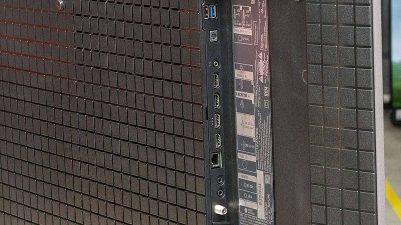 پورت های ورودی و خروجی USB و HDMI در تلویزیون OLED سونی 65XR80 سایز 65 اینچ سال 2024 - سایت دبی کوچولو