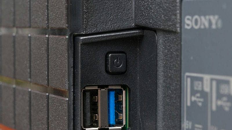 دکمه ی پاور و پورت USB 3.0 در تلویزیون QLED مینی ال ای دی سونی 65XR90 سایز 65 اینچ سال 2024 - سایت دبی کوچولو