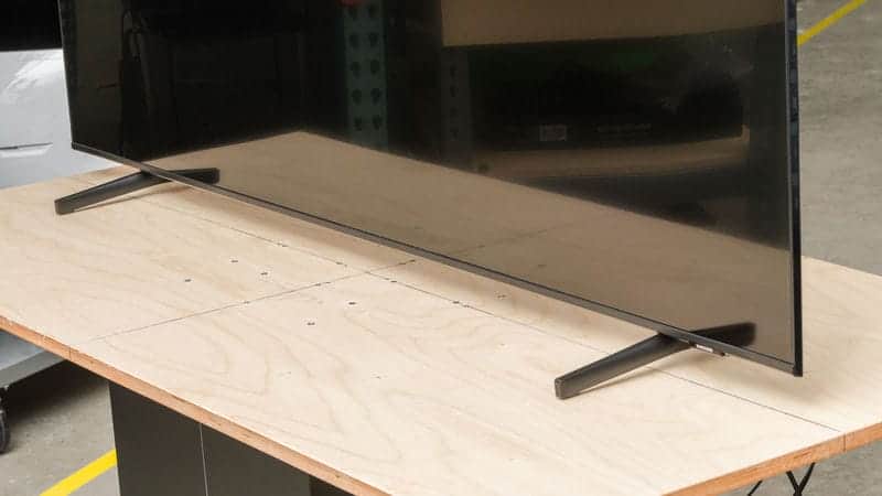 طراحی پایه دو طرف در تلویزیون کریستال سامسونگ 75DU8100 سایز 75 اینچ سال 2024 - سایت دبی کوچولو