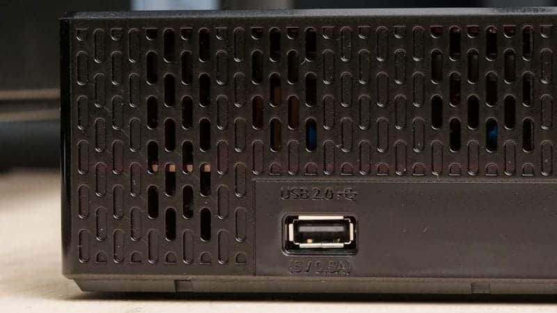 پورت USB در دستگاه وان کانکت در تلویزیون QLED سامسونگ 75LS03D سایز 75 اینچ سال 2024 - سایت دبی کوچولو