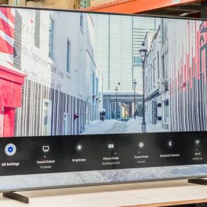 نمای روبرو در تلویزیون QLED سامسونگ 75Q60D سایز 75 اینچ سال 2024 - سایت دبی کوچولو